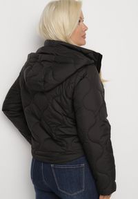 Born2be - Czarna Kurtka Krótka z Pikowaniem i Odpinanym Kapturem Taraes. Okazja: na co dzień. Kolekcja: plus size. Kolor: czarny. Materiał: jeans. Długość: krótkie. Styl: casual, elegancki #5