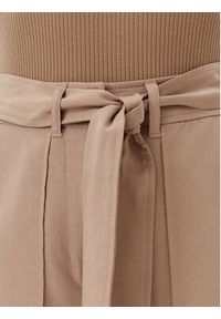 Guess Szorty materiałowe W5GD1R WG4C2 Beżowy Relaxed Fit. Kolor: beżowy. Materiał: lyocell