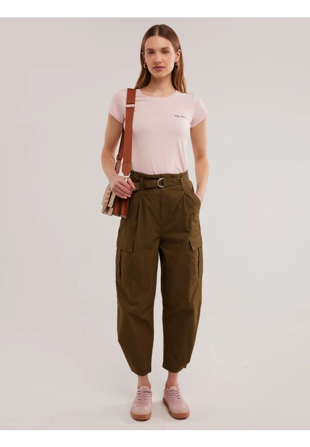 Big-Star - Koszulka damska slim z niewielkim logo różowa Irsera 600. Okazja: na co dzień. Kolor: różowy. Materiał: materiał, bawełna, jeans. Wzór: haft. Styl: elegancki, casual