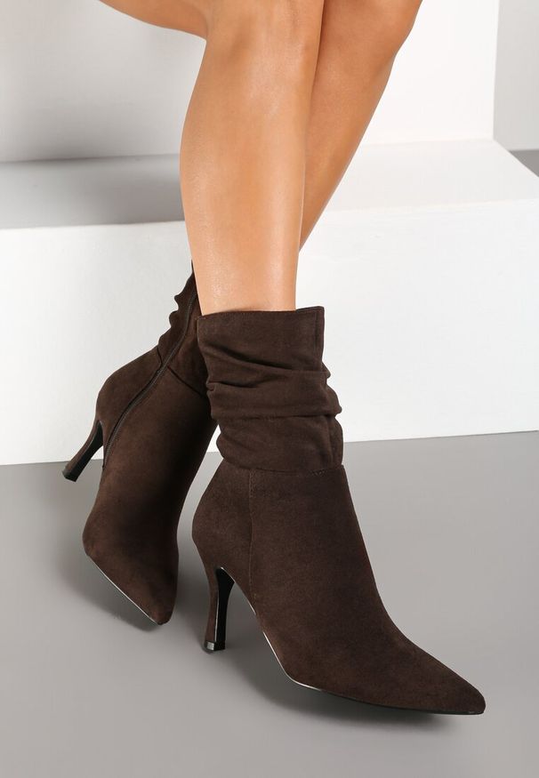 Renee - Brązowe Marszczone Botki Vices z Ekozamszu na Niskim Obcasie Typu Szpilka Savalith. Okazja: na co dzień. Kolor: brązowy. Materiał: jeans. Obcas: na obcasie. Styl: casual, elegancki. Wysokość obcasa: niski