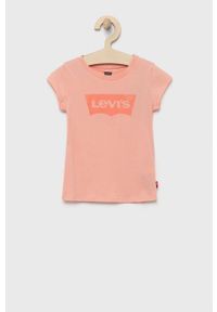 Levi's® - Levi's t-shirt bawełniany dziecięcy kolor różowy. Okazja: na co dzień, na spotkanie biznesowe. Kolor: różowy. Materiał: bawełna. Długość rękawa: krótki rękaw. Długość: krótkie. Wzór: nadruk. Styl: biznesowy, casual