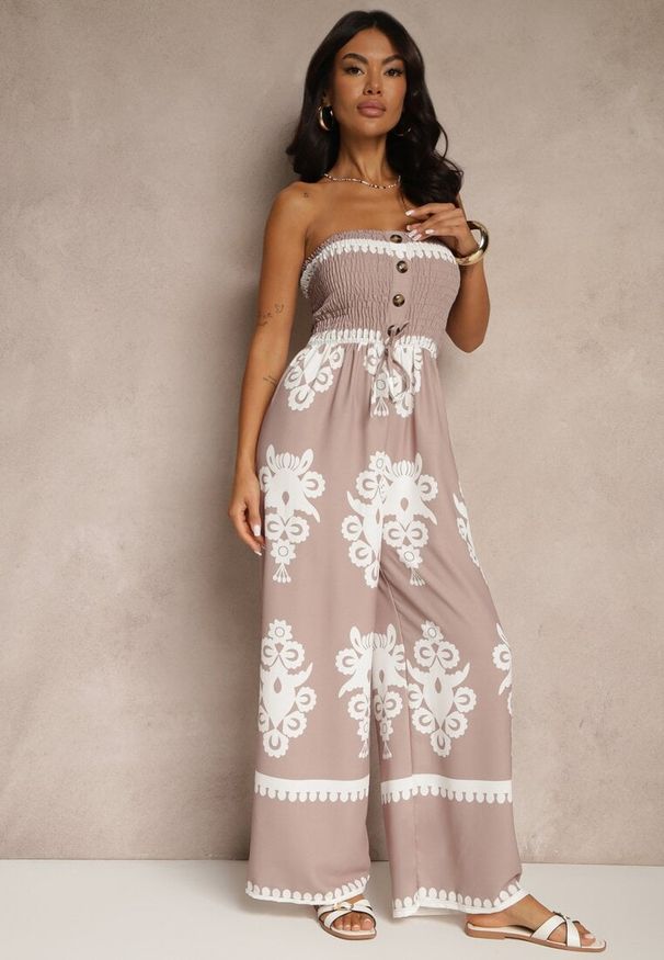 Renee - Beżowy Kombinezon Bandeau Ozdobiony Ornamentnym Motywem i Guzikami Liravessa. Okazja: na co dzień. Kolor: beżowy. Wzór: aplikacja. Styl: elegancki, casual