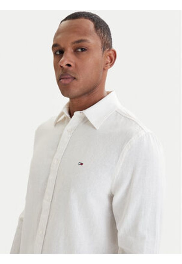 Tommy Jeans Koszula DM0DM22761 Écru Regular Fit. Kolor: kremowy. Materiał: bawełna, len