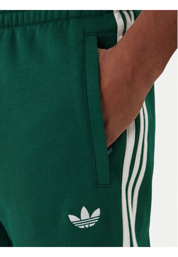 Adidas - adidas Spodnie dresowe 3-Stripes KE3559 Zielony Slim Fit. Kolor: zielony. Materiał: bawełna