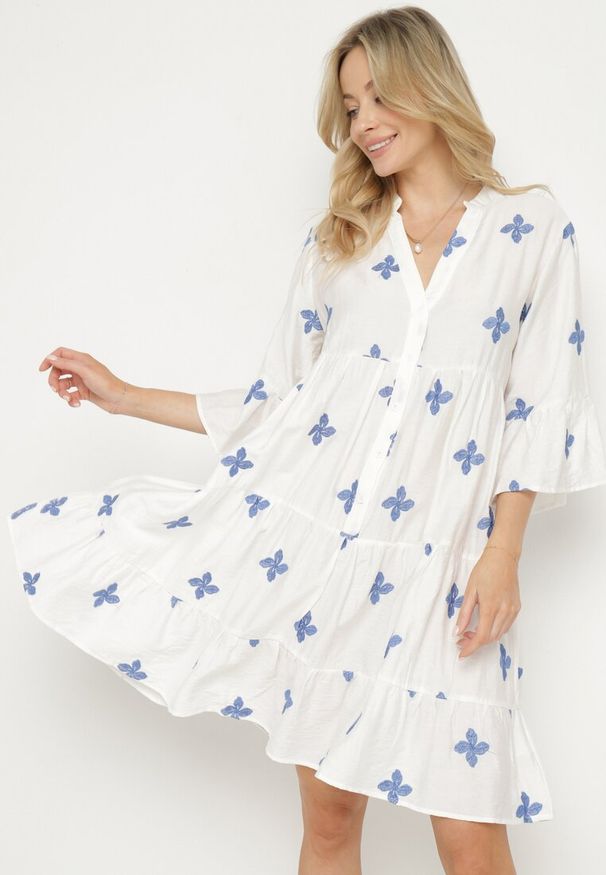 Born2be - Biała Sukienka z Wiskozą o Rozkloszowanym Kroju z Ozdobnym Haftem Arathiel. Okazja: na co dzień, na spacer. Typ kołnierza: dekolt w kształcie V. Kolor: biały. Materiał: wiskoza. Wzór: haft. Sezon: wiosna, lato. Styl: casual, elegancki