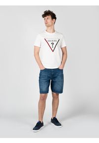 Guess T-Shirt "Tolby" | X2RI06KAK91 | Mężczyzna | Biały. Okazja: na co dzień. Kolor: biały. Materiał: bawełna. Wzór: nadruk. Styl: casual, elegancki