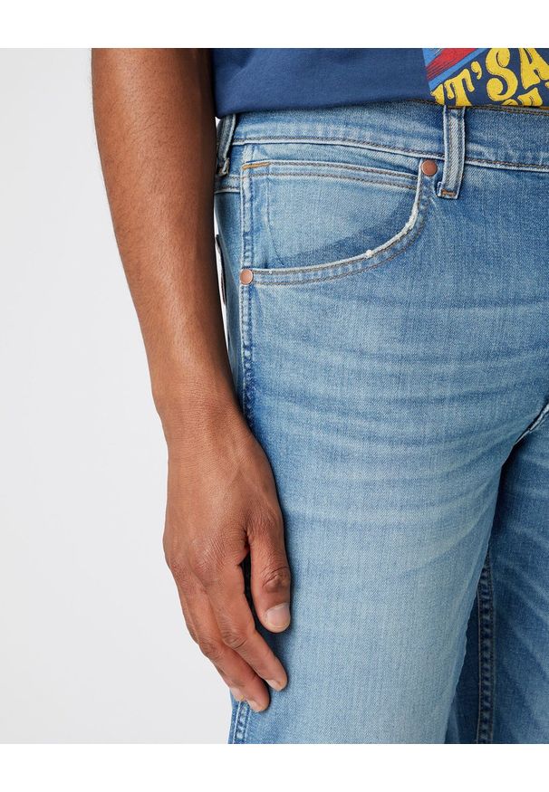 Wrangler - WRANGLER GREENSBORO MĘSKIE SPODNIE JEANSOWE DUSTY DEVIL W15QC4665 112141188