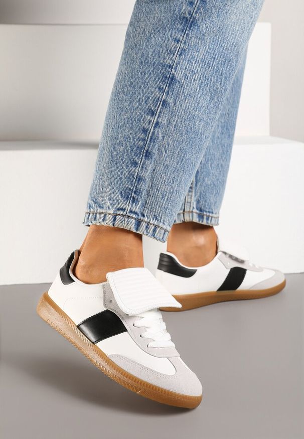 Renee - Biało-Czarne Sznurowane Płaskie Sneakersy z Geometrycznym Wzorem Felilva. Okazja: na co dzień. Zapięcie: sznurówki. Kolor: biały. Materiał: jeans. Wzór: geometria