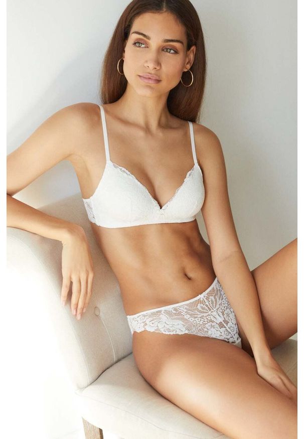 Women Secret - women'secret figi FEMININE MICRO kolor biały z koronki 8325186. Kolor: biały. Materiał: koronka. Wzór: koronka