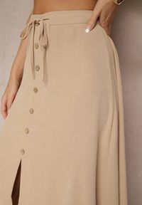 Renee - Beżowa Spódnica z Przedłużonym Tyłem Zdobiona Falbanami i Guzikami Maleira. Okazja: na co dzień. Kolor: beżowy. Wzór: aplikacja. Styl: casual, boho, elegancki #5