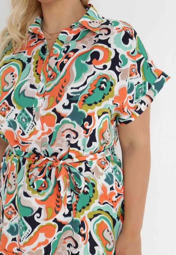 Born2be - Pomarańczowo-Zielona Sukienka z Paskiem Nennira. Typ kołnierza: kolnierz wykładany. Kolekcja: plus size. Kolor: pomarańczowy. Materiał: materiał, tkanina. Długość rękawa: krótki rękaw. Wzór: kolorowy. Typ sukienki: dla puszystych. Długość: mini