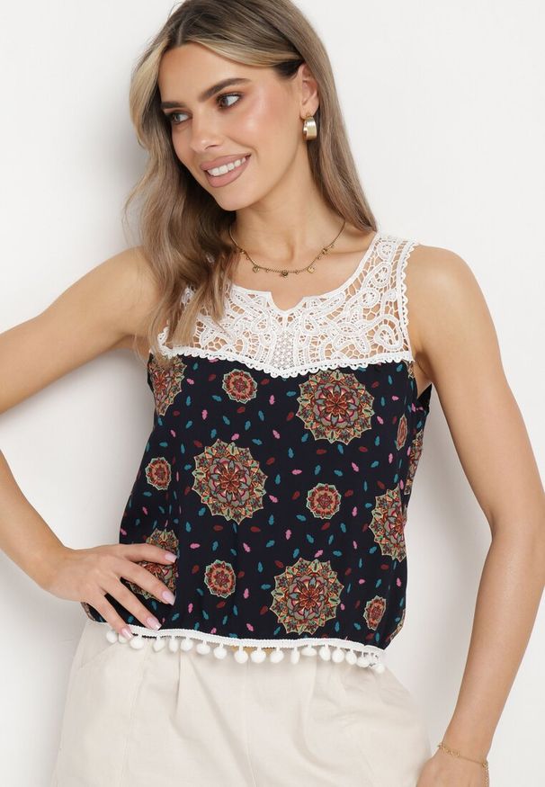 Born2be - Granatowo-Zielony Wiskozowy Top Koszulka bez Rękawów z Koronkową Górą i Wykończona Pomponami Comoria. Okazja: na co dzień. Kolor: niebieski. Materiał: wiskoza, koronka. Długość rękawa: bez rękawów. Wzór: koronka. Styl: casual, elegancki