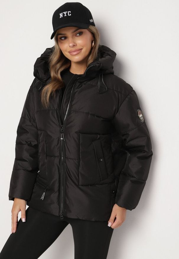 Born2be - Czarna Pikowana Kurtka Mocno Ocieplana Zdobiona Naszywką Leanith. Okazja: na co dzień. Kolekcja: plus size. Kolor: czarny. Długość: długie. Wzór: aplikacja. Materiał: jeans. Długość rękawa: długi rękaw. Sezon: zima, jesień. Styl: casual, elegancki