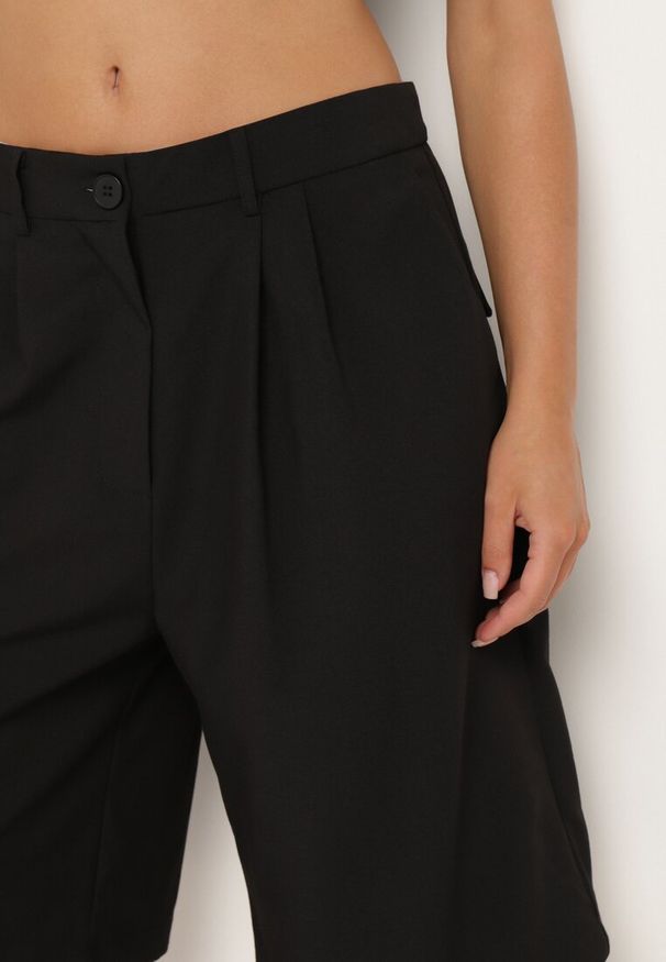 Born2be - Czarne Garniturowe Szorty z Wiskozą i Wysokim Stanem Zapinane na Suwak Lirvia. Stan: podwyższony. Kolor: czarny. Materiał: wiskoza. Sezon: lato. Styl: elegancki