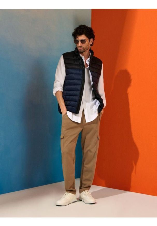 Sinsay - Spodnie dresowe cargo slim - beżowy. Kolor: beżowy. Materiał: dresówka