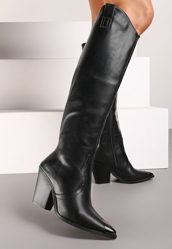 Renee - Czarne Kozaki Nicdriel. Wysokość cholewki: przed kolano. Nosek buta: szpiczasty. Zapięcie: zamek. Kolor: czarny. Materiał: jeans. Szerokość cholewki: normalna. Wzór: aplikacja. Obcas: na słupku