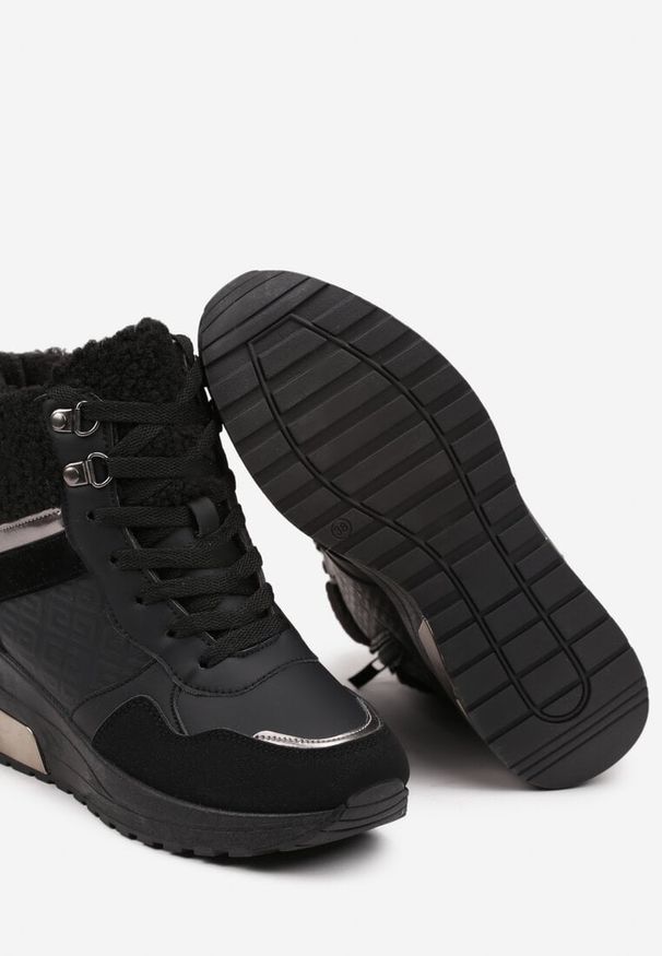 Renee - Czarne Sneakersy na Koturnie z Futerkowym Obszyciem i Metalicznymi Detalami Promelia. Kolor: czarny. Materiał: jeans. Obcas: na koturnie