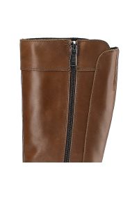 Brązowe Kozaki Simen Damskie Stylowe Buty Zimowe. Okazja: na co dzień. Kolor: brązowy. Szerokość cholewki: normalna. Wzór: aplikacja. Wysokość cholewki: przed kolano. Materiał: skóra. Sezon: zima. Obcas: na obcasie. Styl: elegancki. Wysokość obcasa: średni #5