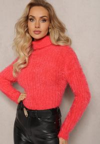 Renee - Ciemnoróżowy Golf z Puchatego Materiału z Wełną i Długim Rękawem Geolla. Typ kołnierza: golf. Kolor: różowy. Materiał: materiał, wełna. Długość rękawa: długi rękaw. Długość: długie. Wzór: jednolity. Sezon: zima, jesień