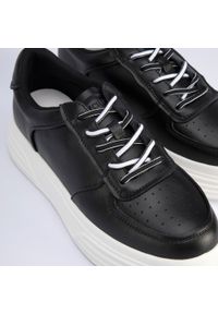 Wittchen - Damskie sneakersy skórzane na lekkiej platformie czarno-białe. Okazja: na co dzień. Kolor: biały, wielokolorowy, czarny. Materiał: skóra. Sezon: lato. Obcas: na platformie #2