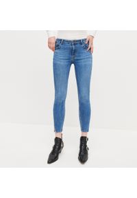 Reserved - Jeansy slim ze średnim stanem - Niebieski. Kolor: niebieski. Materiał: jeans #1