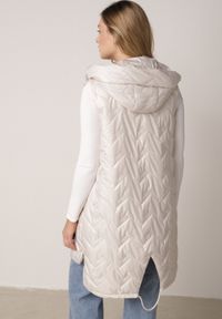 Born2be - Jasnoszara Przejściowa Kamizelka Pikowana o Długim Kroju z Kapturem i Naszywką Harmaste. Okazja: na co dzień. Typ kołnierza: kaptur. Kolor: szary. Materiał: jeans. Długość: długie. Wzór: aplikacja. Styl: casual #6