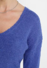 Born2be - Niebieski Klasyczny Sweter z Trójkątnym Dekoltem i Ściągaczami Nurela. Kolor: niebieski. Długość rękawa: długi rękaw. Długość: długie. Styl: klasyczny #3