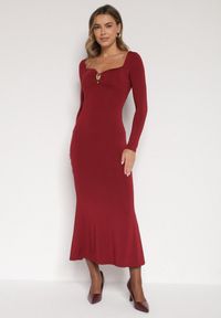 Born2be - Bordowa Koktajlowa Sukienka z Wiskozą Ozdobiona Metalową Klamrą Refira. Okazja: na co dzień. Kolor: czerwony. Materiał: wiskoza. Wzór: aplikacja. Typ sukienki: proste. Styl: wizytowy #1