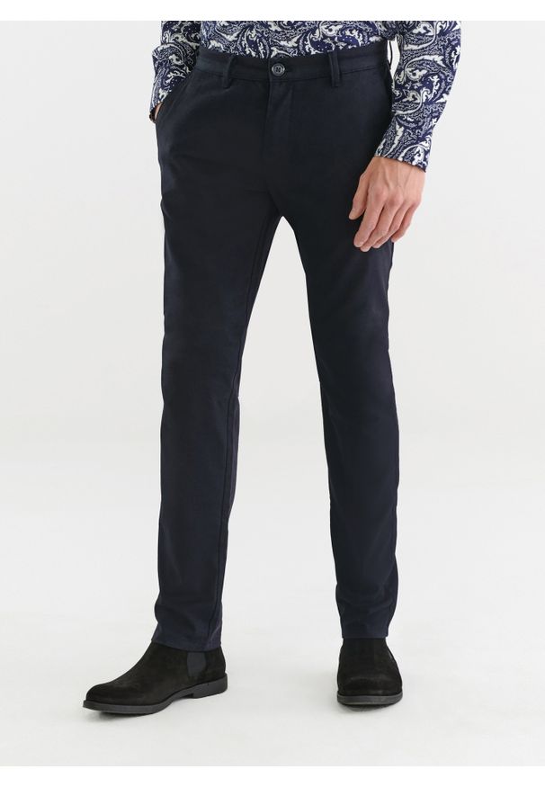 Pako Lorente - PAKO LORENTE – Granatowe spodnie męskie P22WB-WX-001-G-0. Kolor: niebieski. Materiał: bawełna, elastan. Długość: długie. Wzór: gładki