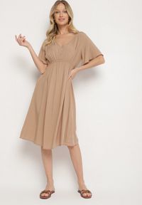 Born2be - Ciemnobeżowa Bawełniana Sukienka o Rozkloszowanym Fasonie Liranelle. Okazja: na co dzień. Typ kołnierza: dekolt w kształcie V. Kolor: beżowy. Materiał: bawełna. Długość rękawa: krótki rękaw. Sezon: lato. Typ sukienki: rozkloszowane. Styl: casual, elegancki #7