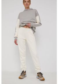 Jack Wolfskin spodnie dresowe damskie kolor beżowy gładkie. Stan: podwyższony. Kolor: beżowy. Materiał: dresówka. Wzór: gładki #3