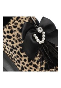 Sneakersy damskie Karino, skórzane w panterkę na wysokiej platformie z kokardą z okrągłym noskiem, beżowo-czarne naplak, 5726-043-P. Okazja: na co dzień. Nosek buta: okrągły. Kolor: czarny. Materiał: skóra. Wzór: motyw zwierzęcy. Obcas: na platformie. Styl: casual #6