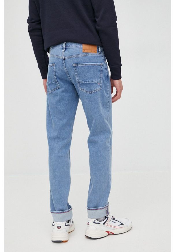TOMMY HILFIGER - Tommy Hilfiger jeansy DENTON męskie. Kolor: niebieski
