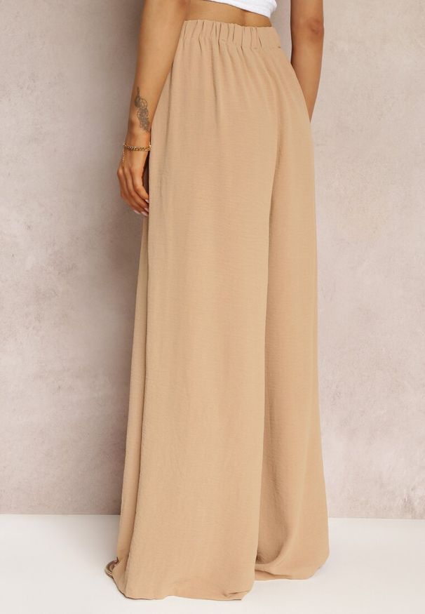 Renee - Ciemnobeżowe Spodnie Aedaris. Stan: podwyższony. Kolor: beżowy. Materiał: tkanina. Wzór: gładki, ażurowy. Styl: klasyczny