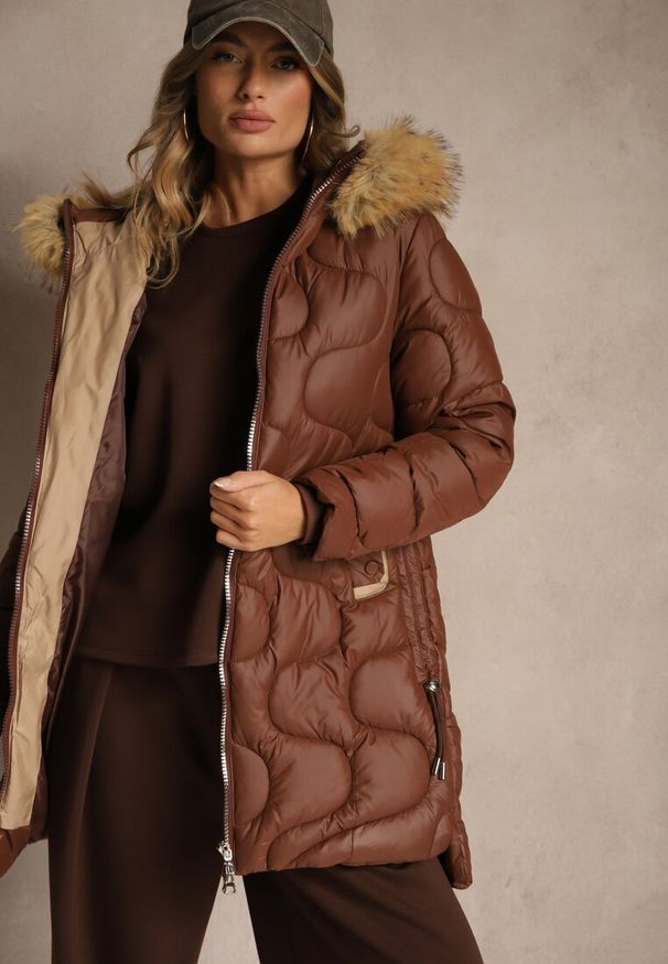 Renee - Brązowa Pikowana Kurtka z Kapturem z Futerkowym Zdobieniem Olinedia. Okazja: na co dzień. Typ kołnierza: kaptur. Kolor: brązowy. Materiał: jeans, futro, poliester. Wzór: aplikacja. Sezon: zima. Styl: casual