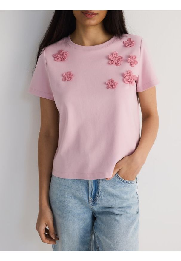 Reserved - Bluzka z aplikacją 3D - pastelowy róż. Kolor: różowy. Materiał: dzianina, bawełna. Wzór: aplikacja. Styl: klasyczny