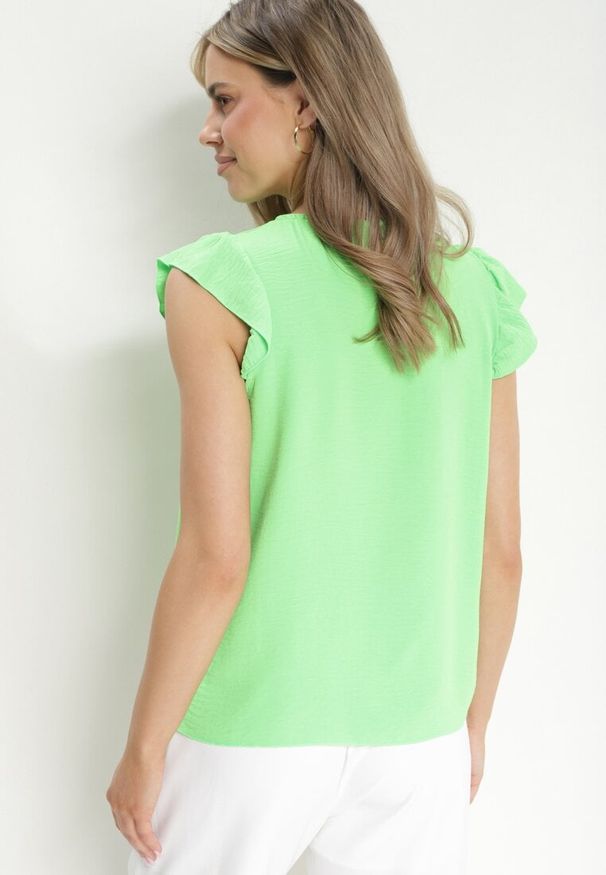 Born2be - Jasnozielona Bluzka Zapinana z Tyłu na Guzik z Falbankami Janacekia. Okazja: na co dzień. Typ kołnierza: kołnierz z falbankami. Kolor: zielony. Materiał: jeans. Styl: elegancki, casual