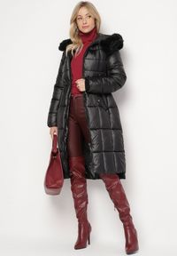 Born2be - Czarna Pikowana Kurtka z Kapturem z Futerkiem z Możliwością Odpięcia Ściągana w Talii Ravanna. Okazja: na co dzień. Typ kołnierza: kaptur. Kolor: czarny. Materiał: futro. Styl: casual, elegancki #7