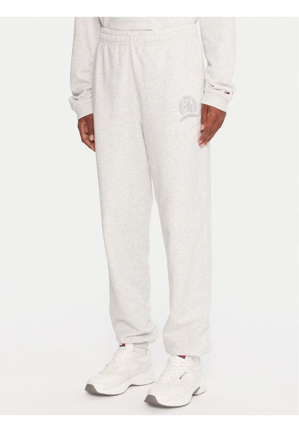Tommy Jeans Spodnie dresowe DW0DW21702 Szary Regular Fit. Kolor: szary. Materiał: bawełna