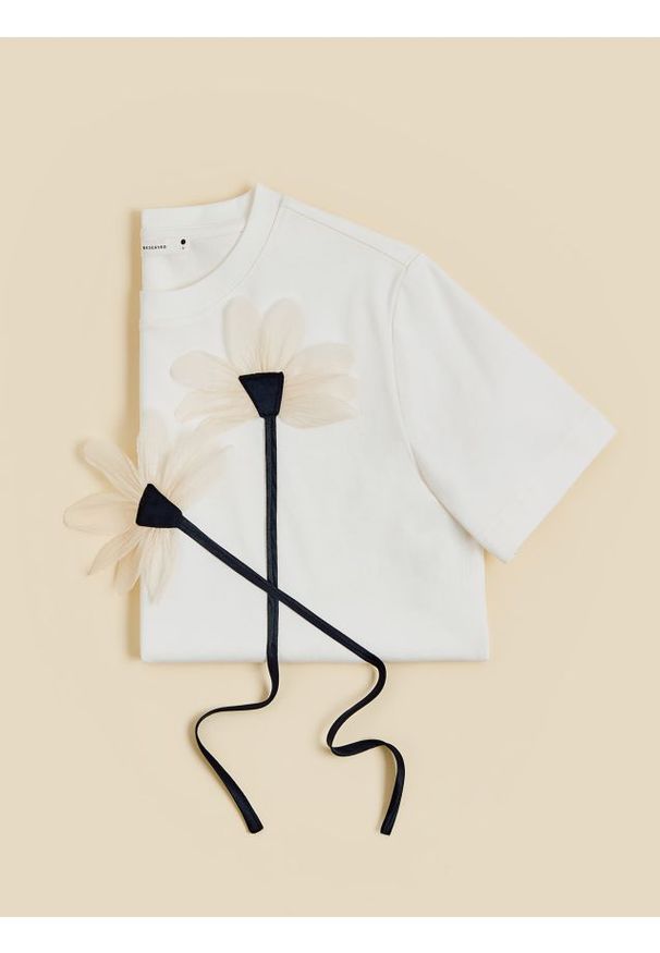 Reserved - T-shirt z aplikacją - biały. Kolor: biały. Materiał: dzianina, bawełna. Wzór: aplikacja. Styl: klasyczny