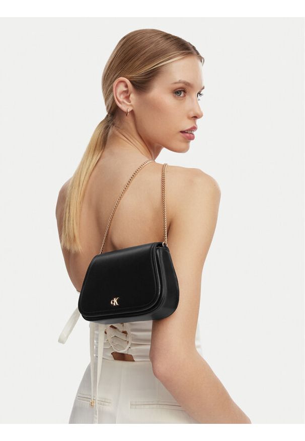 Calvin Klein Torebka Ck Curved Wallet On Chain LV04F1153G Czarny. Kolor: czarny. Materiał: skórzane