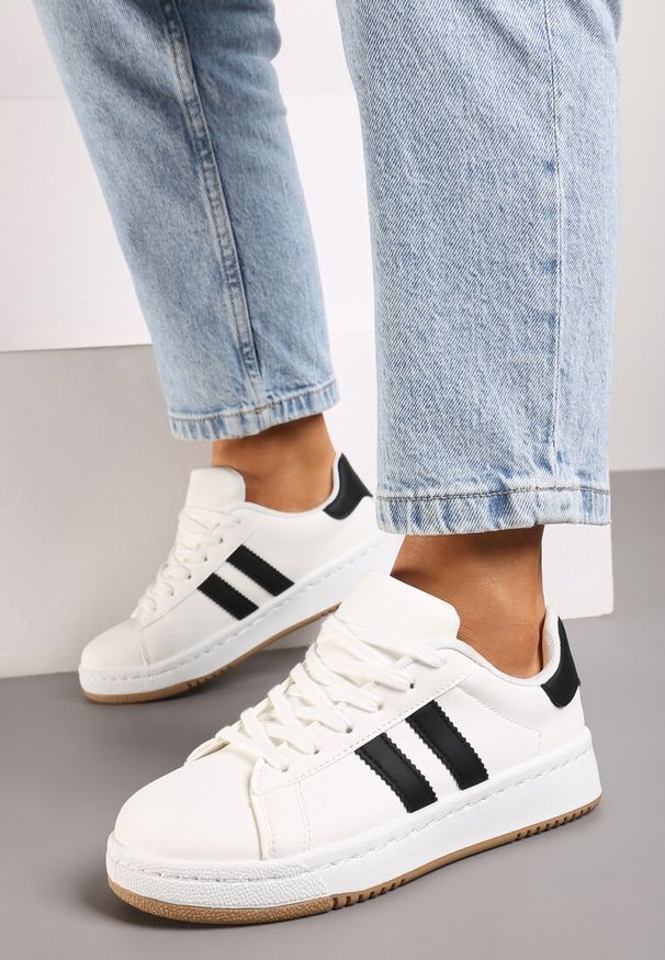 Renee - Białe Sneakersy na Płaskiej Podeszwie Ozdobione Kontrastowymi Paskami Navisella. Okazja: na co dzień. Nosek buta: okrągły. Zapięcie: pasek. Kolor: biały. Materiał: jeans. Wzór: aplikacja. Obcas: na płaskiej podeszwie