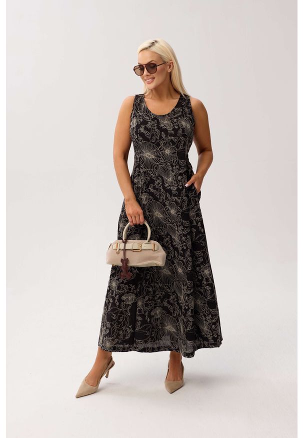 Moda Size Plus Iwanek - Elegancka sukienka Sevilla Black MAXI bez rękawów, z kieszeniami i kwiatowym printem PLUS SIZE WIOSNA LATO. Okazja: na wesele, na co dzień, na ślub cywilny, na komunię, na spacer, na imprezę. Kolekcja: plus size. Wzór: nadruk, kwiaty. Typ sukienki: dla puszystych. Materiał: tkanina, bawełna. Długość rękawa: bez rękawów. Sezon: lato, wiosna. Styl: elegancki. Długość: maxi