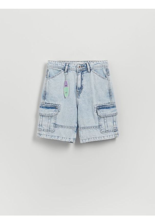 Reserved - Denimowe szorty z brelokiem - niebieski. Kolor: niebieski. Materiał: jeans, tkanina, bawełna