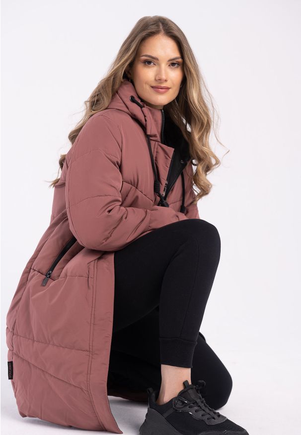 Volcano - Długi, pikowany płaszcz J-DIA. Okazja: na co dzień. Kolor: różowy. Materiał: materiał, włókno, poliester. Długość: długie. Wzór: aplikacja. Sezon: zima. Styl: casual