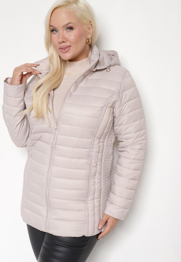 Born2be - Jasnobeżowa Pikowana Kurtka o Prostym Kroju z Odpinanym Kapturem i Kieszeniami Pretiel. Okazja: na co dzień. Kolekcja: plus size. Kolor: beżowy. Materiał: jeans. Styl: sportowy, casual