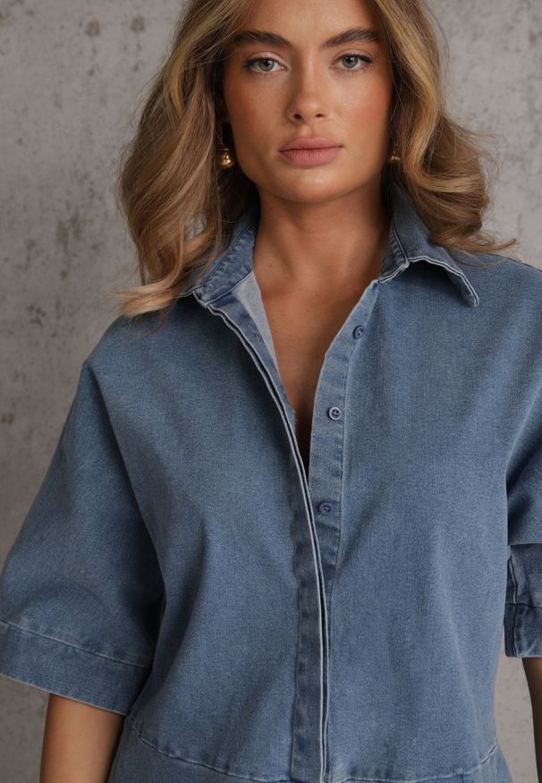 Renee - Niebieski Jeansowy Kombinezon o Krótkim Fasonie Oversize Cnassiasse. Okazja: na co dzień. Kolor: niebieski. Materiał: jeans. Długość: krótkie. Sezon: lato. Styl: street, elegancki, casual