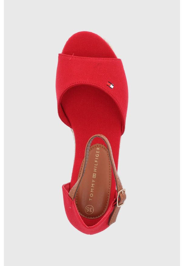 TOMMY HILFIGER - Tommy Hilfiger sandały dziecięce kolor czerwony. Zapięcie: klamry. Kolor: czerwony. Materiał: guma, materiał. Wzór: gładki. Obcas: na koturnie