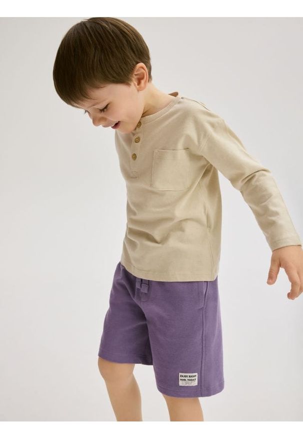 Reserved - Bawełniane szorty - fioletowy. Kolor: fioletowy. Materiał: bawełna. Wzór: gładki