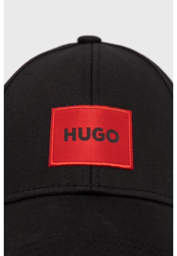Hugo - HUGO czapka bawełniana kolor czarny z aplikacją. Kolor: czarny. Materiał: bawełna. Wzór: aplikacja